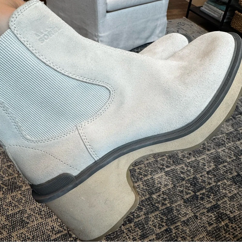 Sorel Cream Hi-Line Heel Chelsea Boot size 9